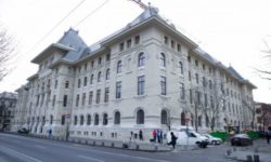 Locatarii blocului rămas de opt luni fără curent electric au protestat în faţa Primăriei Capitalei