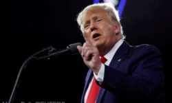 Trump îi dă în judecată pe Hillary Clinton şi alţi democraţi, acuzându-i de conspiraţie pentru a-l prezenta complice cu Rusia