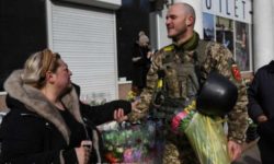 Ucraina: Soldaţii care apără oraşul Odesa oferă flori de Ziua Internaţională a Femeii