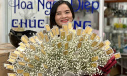 Un vietnamez a dăruit unei femei un buchet de ”flori din aur” în valoare de peste 300.000 de dolari