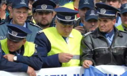 Angajaţii din poliţie şi din penitenciare amână protestele de marţi din faţa sediului PNL