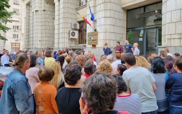 Salariaţii Institutului Naţional de Statistică reiau protestele