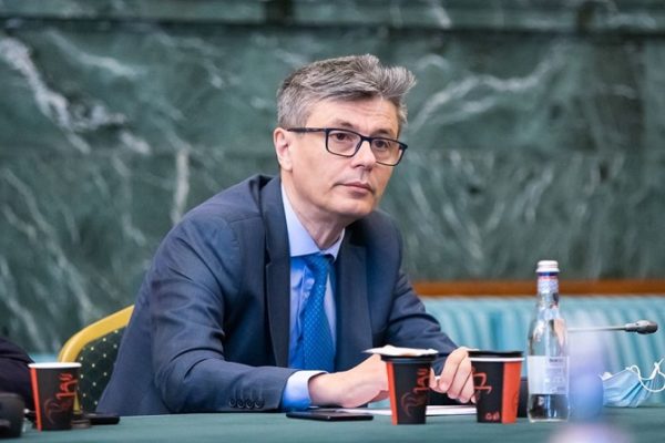 Deputaţii dezbat, luni, moţiunea simplă împotriva ministrului Energiei