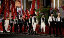 VIDEO Dior a pus în scenă o defilare plină de culoare, de inspiraţie flamenco, la Sevilla