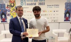 Diplomă de excelență oferită de ambasadorul George Bologan scriitorului român Mihai Gane