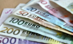 Moneda euro se depreciază la un minim al ultimelor două decenii, din cauza crizei din energie