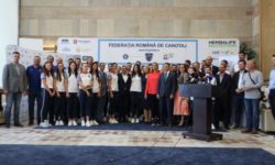 Lotul de canotaj al României, întâmpinat la aeroport de ministrul Eduard Novak şi de preşedintele COSR, Mihai Covaliu