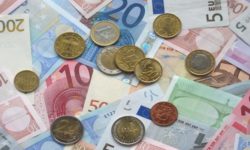 Moneda euro a coborât luni sub 0,99 dolari