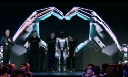 VIDEO Elon Musk a prezentat două prototipuri ale robotului umanoid Optimus