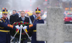VIDEO Preşedintele Klaus Iohannis a depus o coroană de flori în memoria victimelor Revoluţiei din 1989
