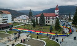 Bacău: Drapel lung de 100 metri, purtat pe braţe de elevi pe străzile din Târgu Ocna