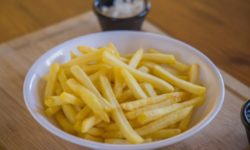 Alimentele bogate în grăsimi şi zahăr influenţează creierul şi dependenţa de acestea (studiu)