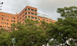 Un spital din Spania a realizat un transplant pulmonar cu ajutorul unui robot cu patru braţe