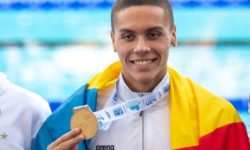 Înot: David Popovici şi-a donat medalia de aur de la Mondiale pentru copiii bolnavi de cancer