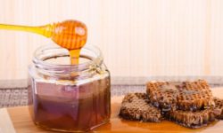 Hunedoara: Tone de miere, blocate la apicultori din cauza importurilor ieftine din Ucraina şi China