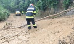 IGSU: Pompierii au intervenit în ultimele 24 de ore în 56 de localităţi şi Bucureşti, pentru înlăturarea efectelor ploilor abundente