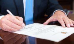 Decretele de numire în funcţie a noilor miniştri ai Muncii şi Familiei, semnate de preşedintele Iohannis