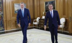 Regele Spaniei îl desemnează pe liderul dreptei, Alberto Nunez Feijoo, candidat pentru funcţia de prim-ministru