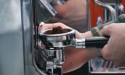 Zaţul de cafea poate contribui la producţia de beton cu 30% mai rezistent (studiu)