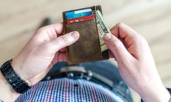 BCE vrea o atitudine mai dură împotriva magazinelor care refuză să accepte plata cu numerar