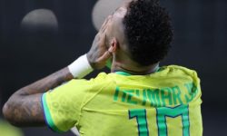Fotbal: Neymar a suferit o ruptură de ligamente la genunchi şi va fi operat
