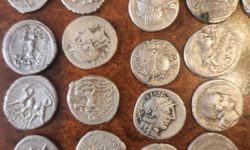 Hunedoara: Peste 400 de monede din perioada romană, descoperite pe raza comunei Şoimuş