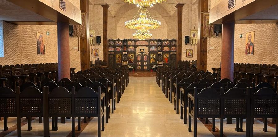 Parohia Ortodoxă Română „Sfântul Mare Mucenic Gheorghe” din Alcalá de Henares a încheiat proiectul de dotare cu 176 de strane fabricate în România