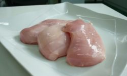Peste 300 de cazuri de salmonella confirmate în UE, probabil asociate cu carnea de pui