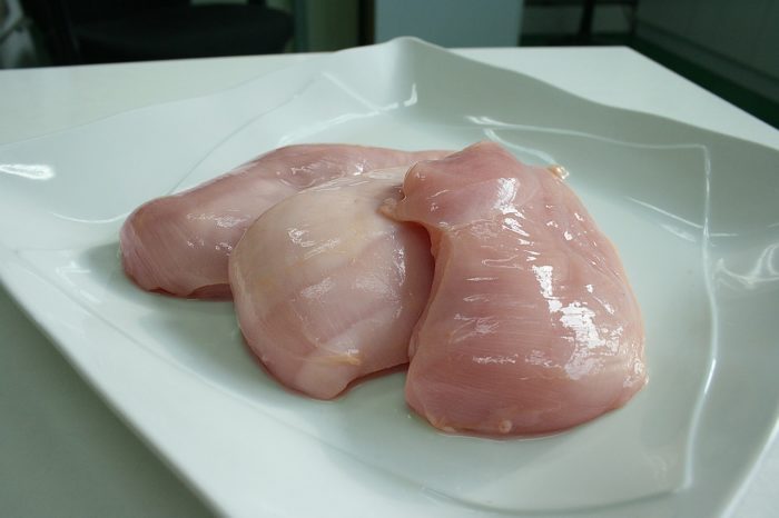 Peste 300 de cazuri de salmonella confirmate în UE, probabil asociate cu carnea de pui