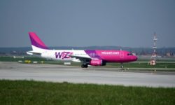 Zeci de mii de pasageri WizzAir au fost afectaţi în vară de problemele companiei; cei din România au reprezentat 20% (CEO)