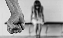 Guvern: Victimele violenţei domestice vor putea beneficia de locuinţe sociale sau de necesitate