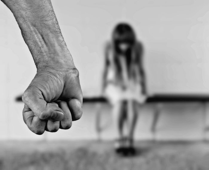Guvern: Victimele violenţei domestice vor putea beneficia de locuinţe sociale sau de necesitate